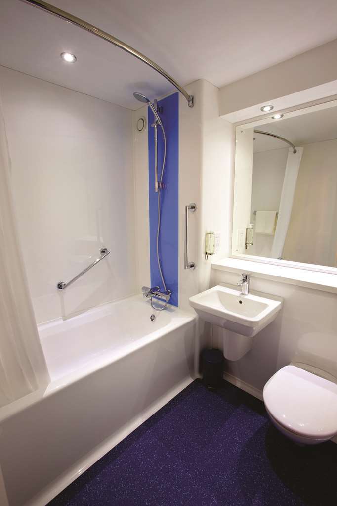 Travelodge Bournemouth Cooper Dean Room photo